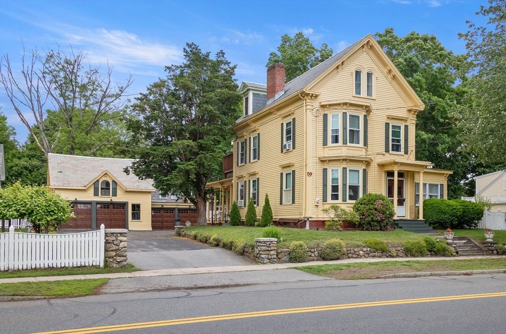 Attached, Exterior, Facade, Queen Anne Victorian