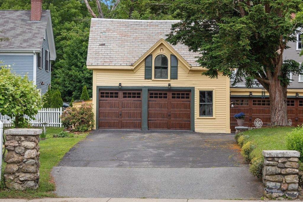 Attached, Exterior, Facade, Cape Cod