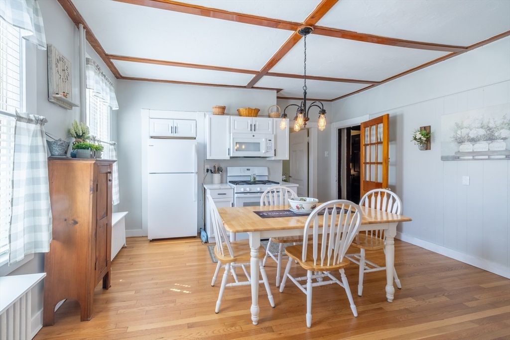 Dining room, Interior, Kitchen, Pendant Lights, Wood Texture Flooring