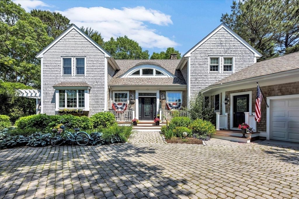 Attached, Exterior, Facade, Brick Traditional