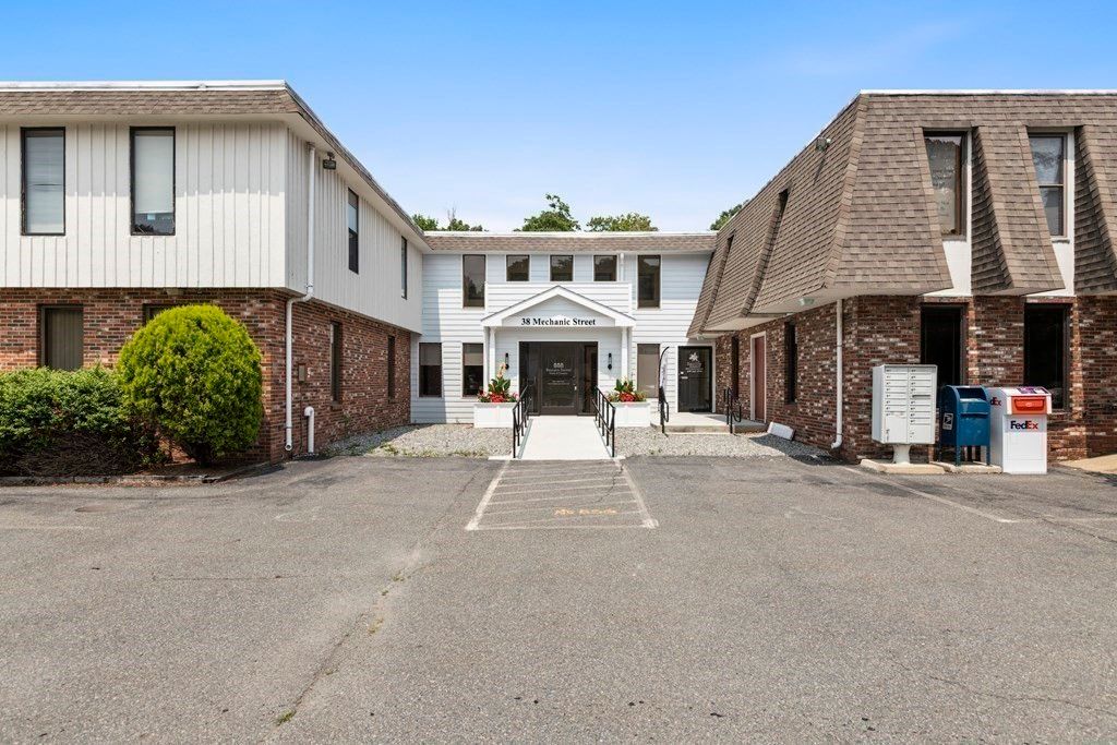 Exterior, Facade, Brick Facade, Farmhouse