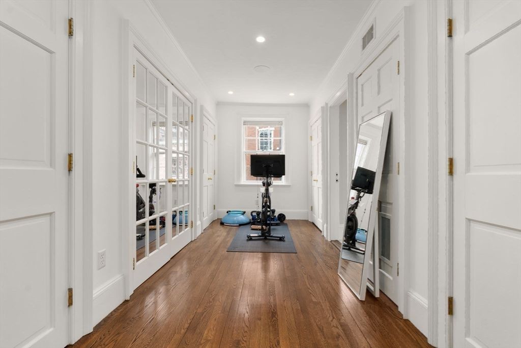 Fitness Equipment, Interior, Recessed Lighting, Wood Texture Flooring