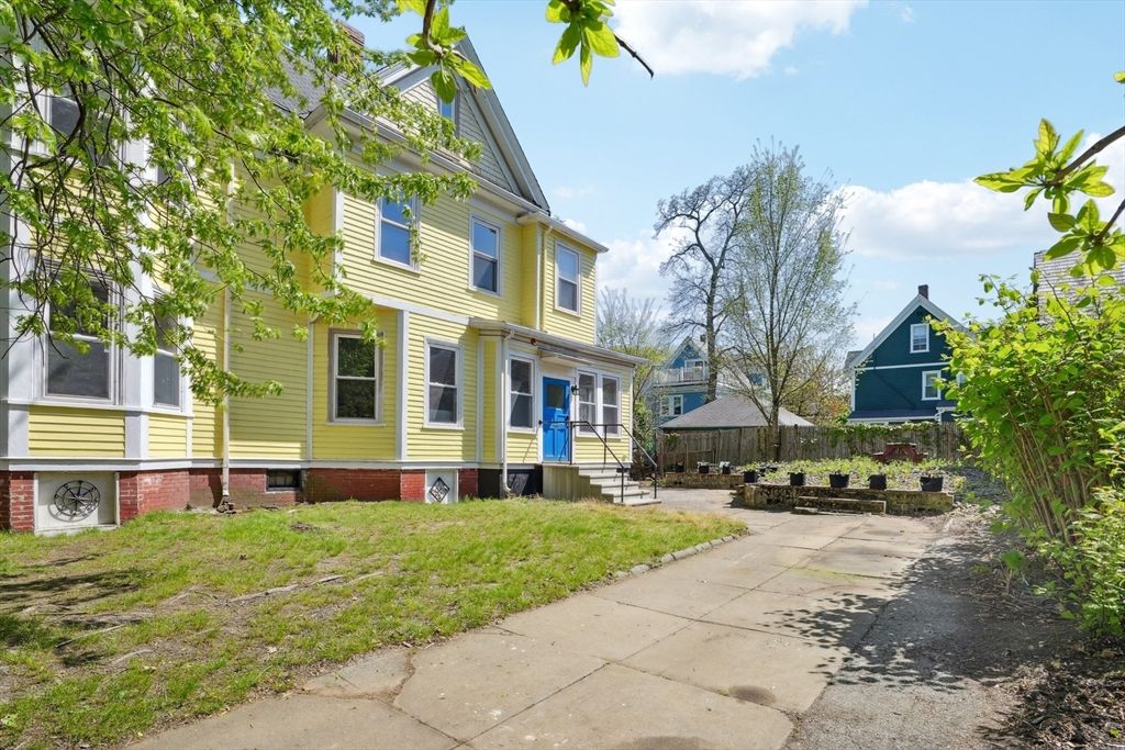 Backyard, Exterior, Facade, Queen Anne Victorian