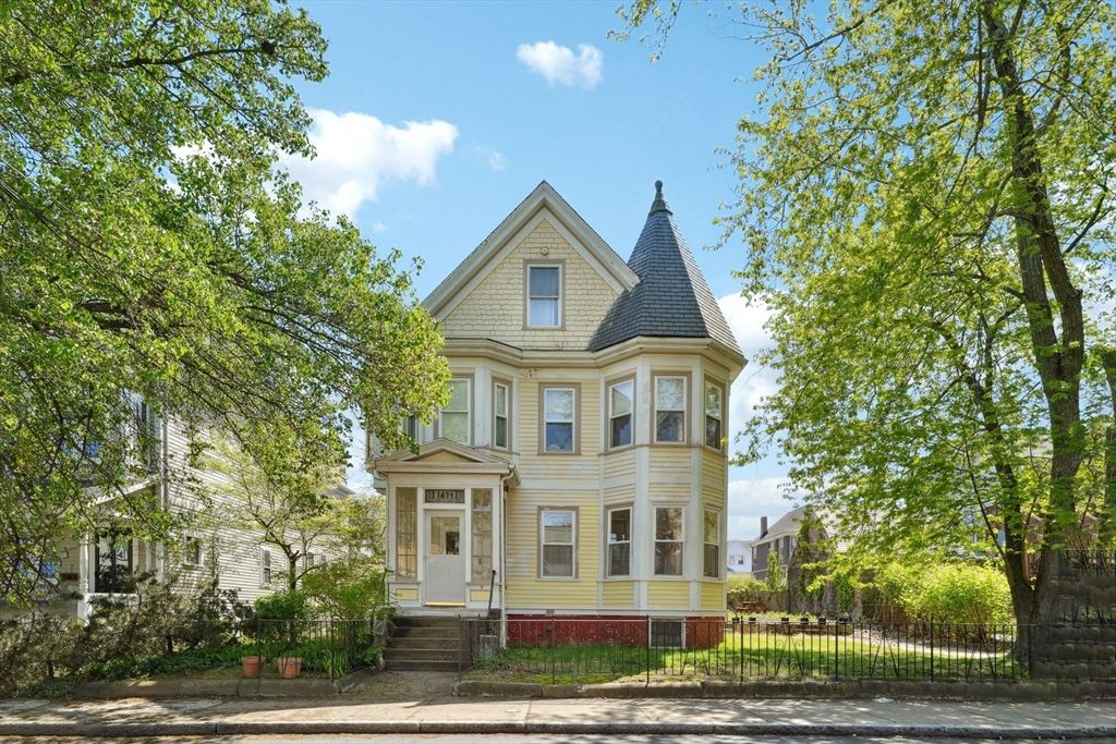 Exterior, Facade, Queen Anne Victorian