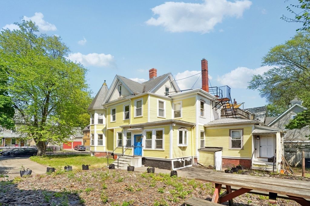 Exterior, Facade, Queen Anne Victorian