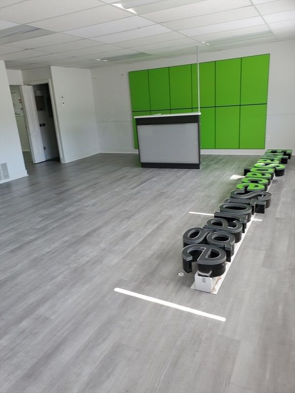 Fitness Equipment, Interior, Recessed Lighting, Wood Texture Flooring