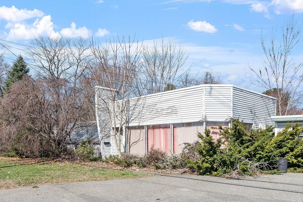 Exterior, Facade, None