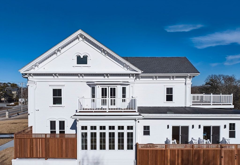 Attached, Exterior, Facade, Farmhouse