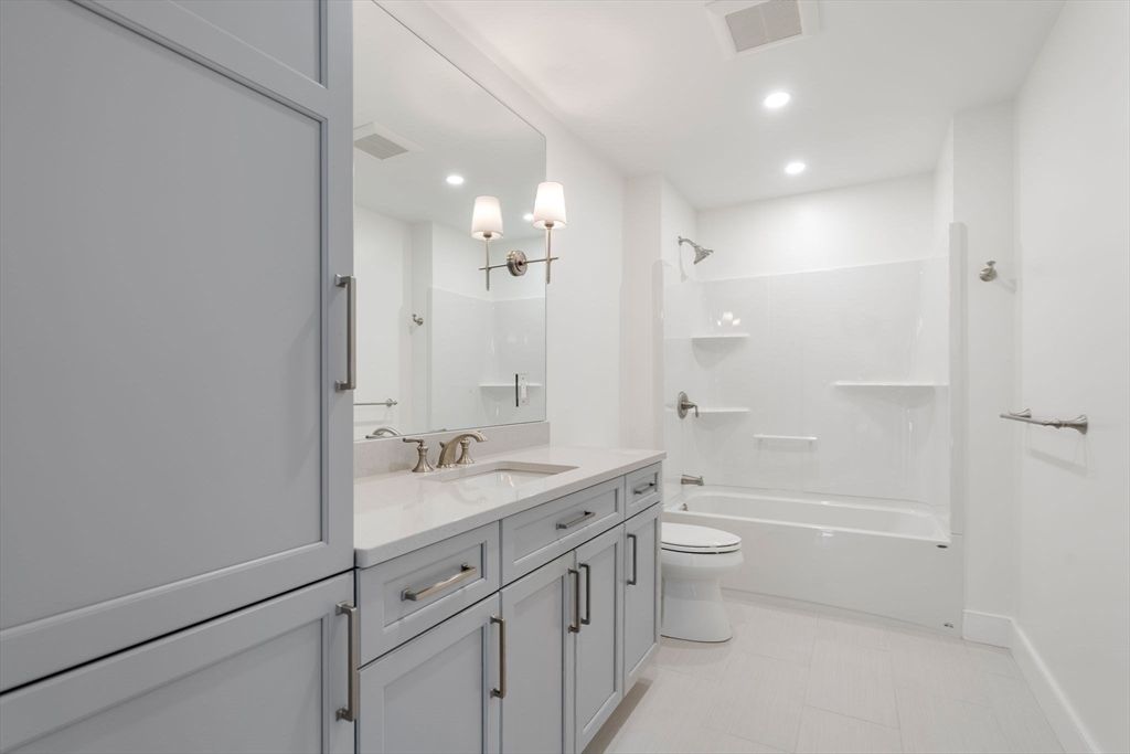 Bathroom, Dual Sink Vanities, Interior, Recessed Lighting