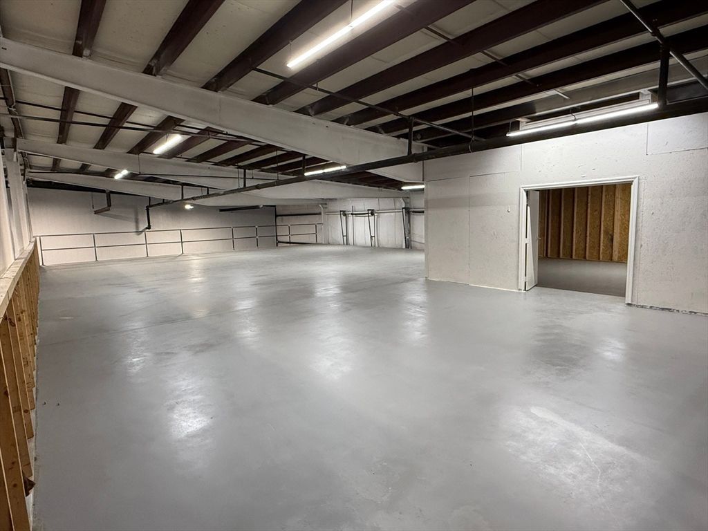 Garage, Interior, Wooden Beams
