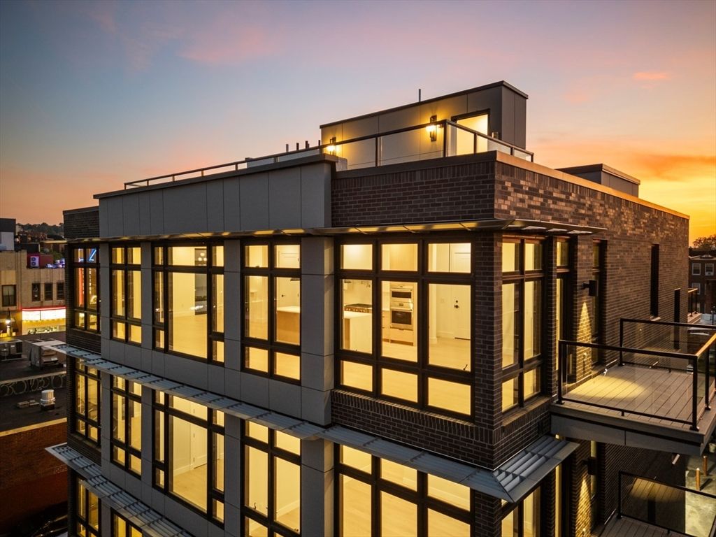 Exterior, Facade, Modern