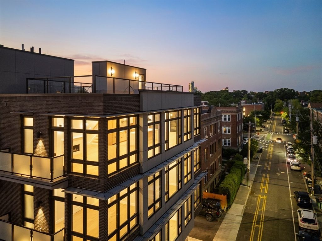 Exterior, Facade, Modern