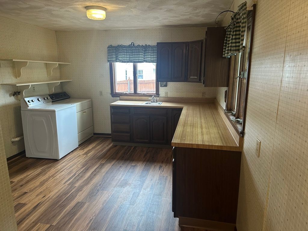 Interior, Washer, Wood Texture Flooring