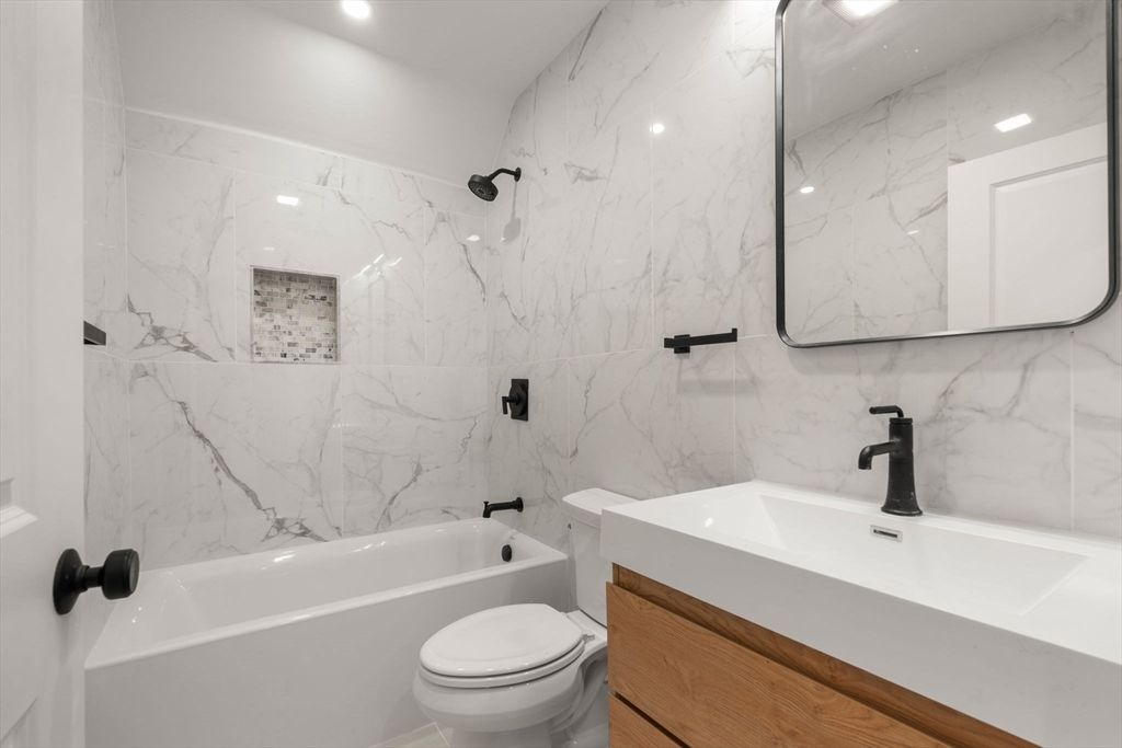 Bathroom, Interior, Marble Walls, Recessed Lighting