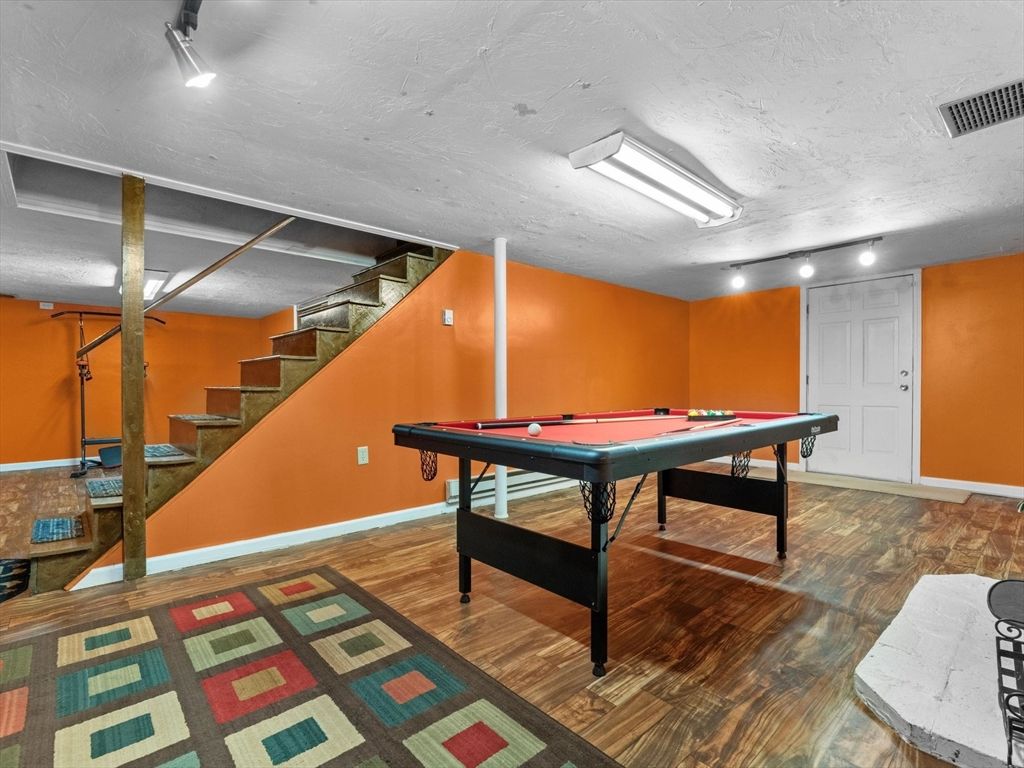 Billiard Table, Game Room, Interior, Wood Texture Flooring