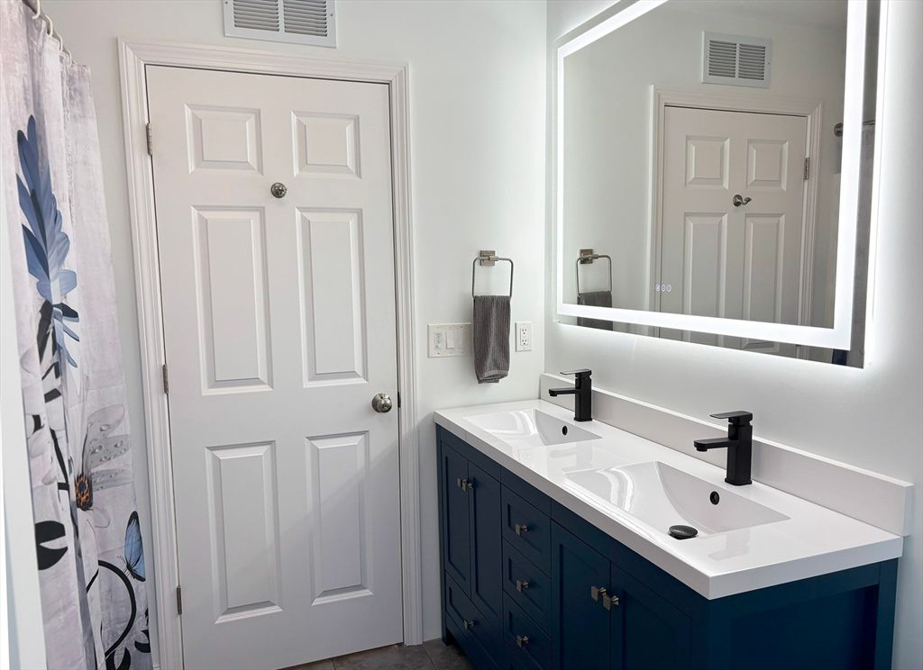 Bathroom, Dual Sink Vanities, Interior