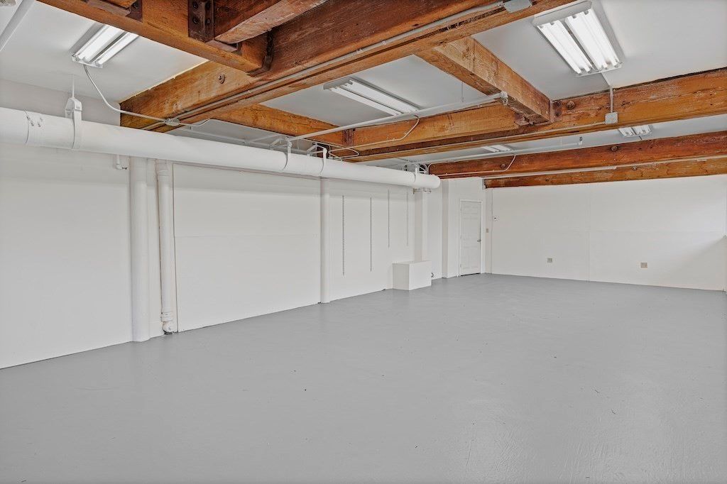 Garage, Interior, Wooden Beams