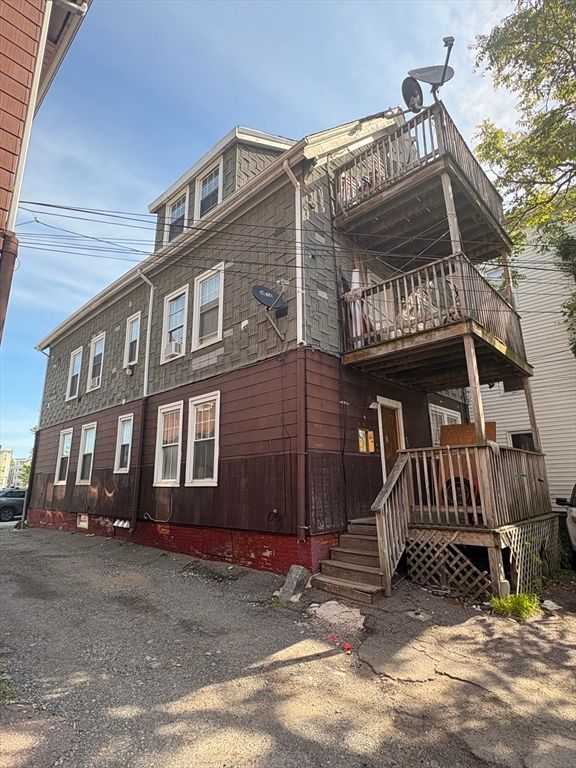 Exterior, Facade, Rowhouse