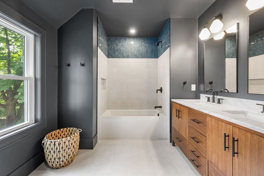 Bathroom, Dual Sink Vanities, Interior, Recessed Lighting