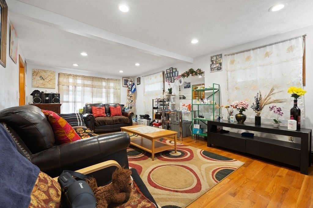 Interior, Living room, Recessed Lighting, Wood Texture Flooring