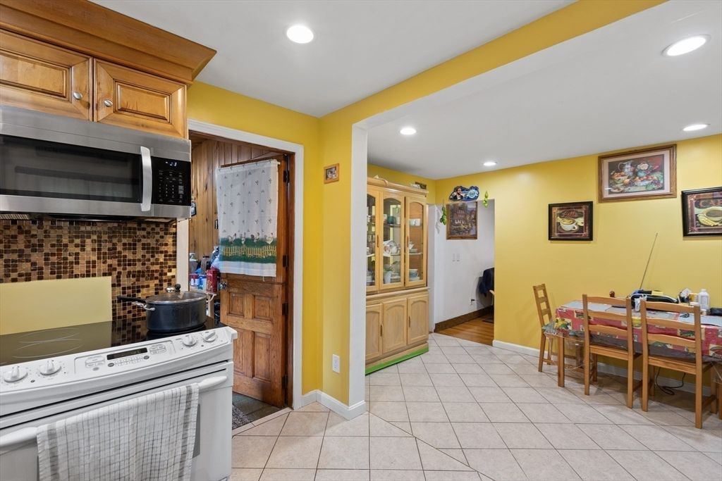 Dining room, Interior, Kitchen, Recessed Lighting, Stainless Steel Appliances
