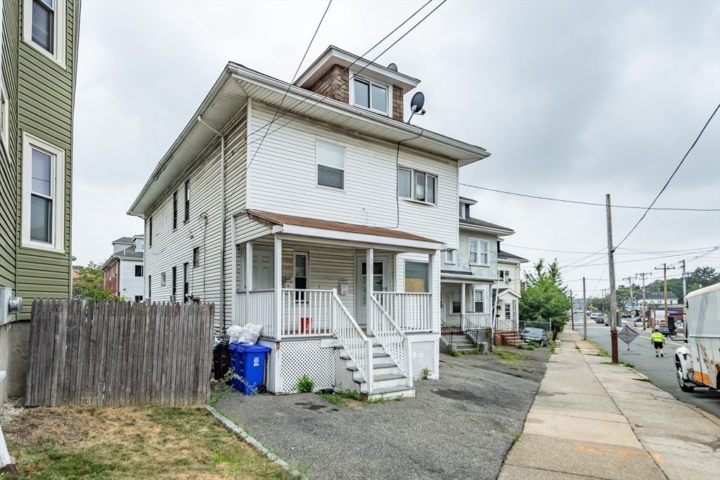 Exterior, Facade, American Foursquare