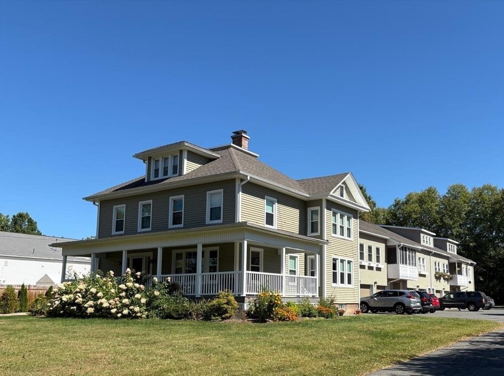 Attached, Exterior, Facade, Queen Anne Victorian
