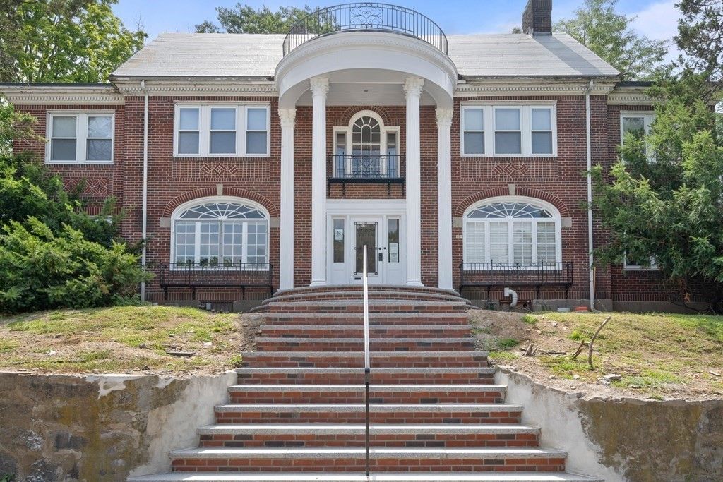 Exterior, Facade, Brick Facade, Georgian