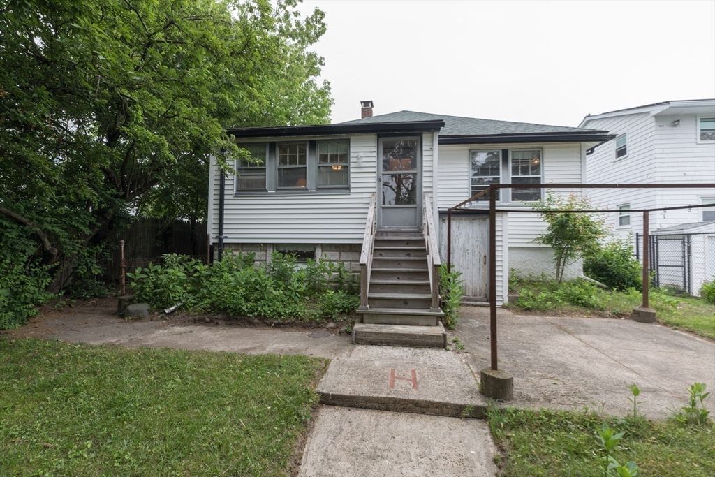 Exterior, Facade, Raised Ranch