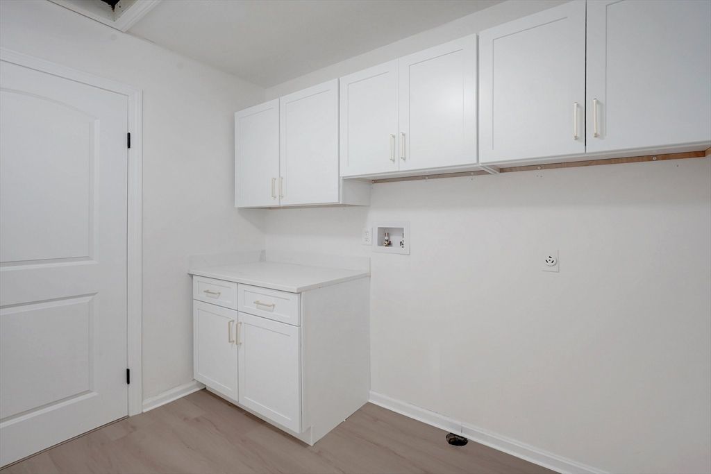 Interior, Washer, Wood Texture Flooring