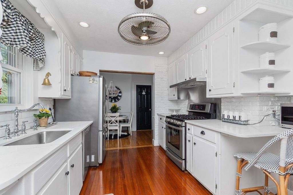 Dining room, Interior, Kitchen, Recessed Lighting, Stainless Steel Appliances, Wood Texture Flooring