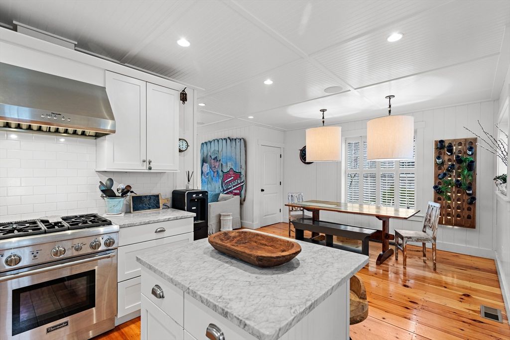 Dining room, Interior, Kitchen, Pendant Lights, Recessed Lighting, Stainless Steel Appliances, Wood Texture Flooring