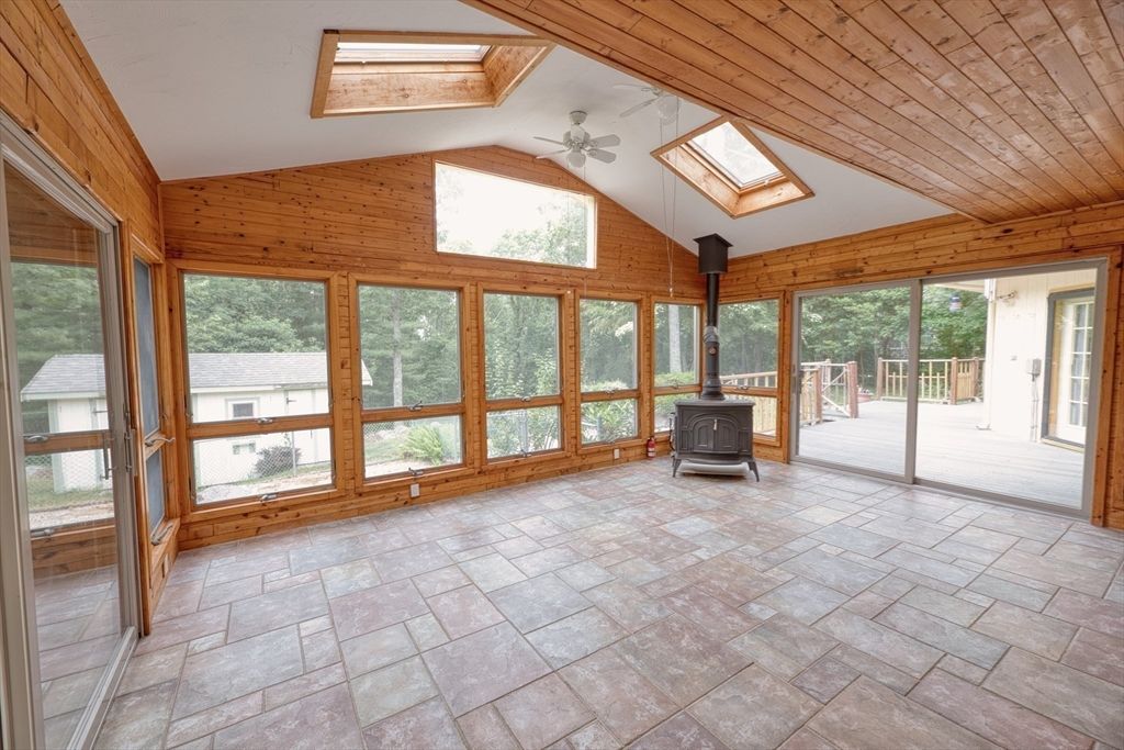 Empty room, Interior, Sun Room, Wooden Ceilings, Wooden Walls