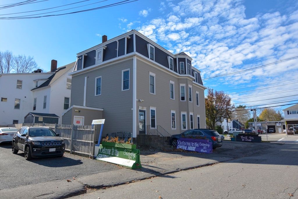 Exterior, Facade, Queen Anne Victorian