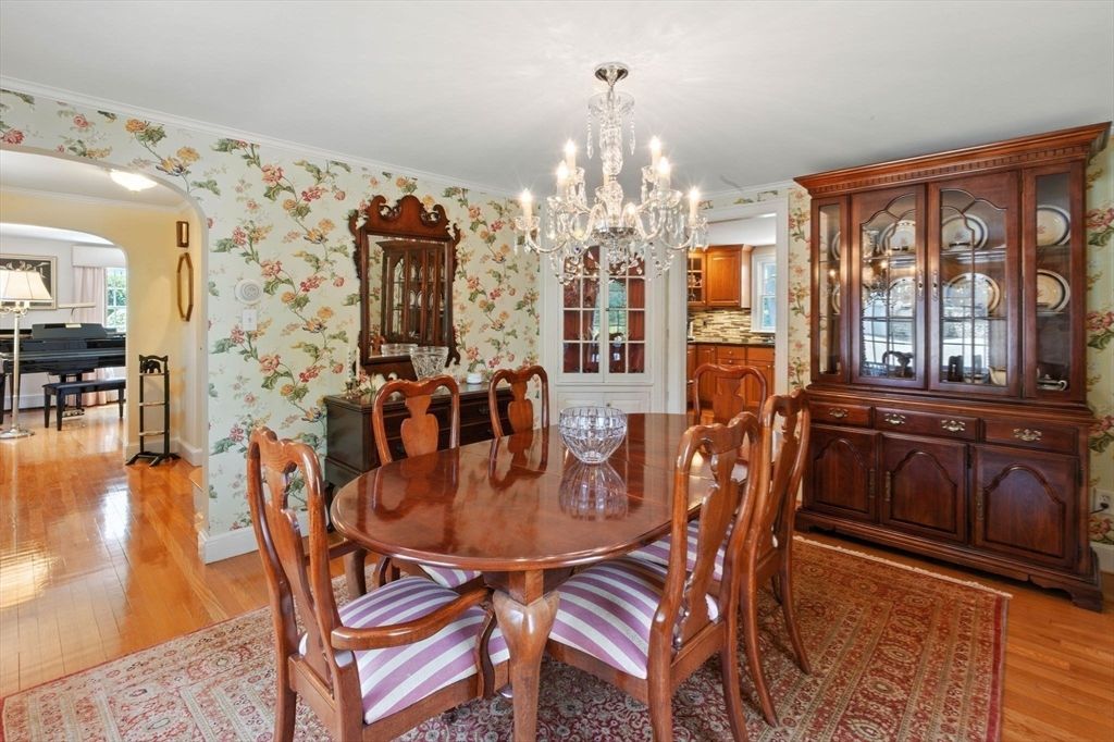 Chandelier, Dining room, Interior, Piano, Wood Texture Flooring