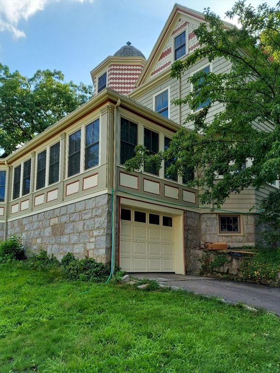 Attached, Exterior, Facade, Queen Anne Victorian