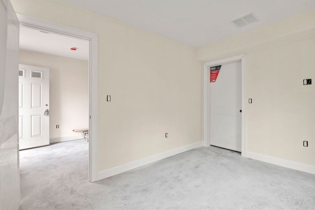 Empty room, Interior