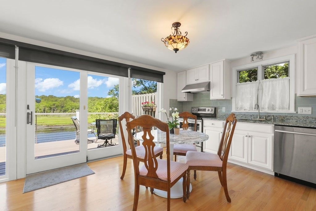 Dining room, Interior, Kitchen, Stainless Steel Appliances, Wood Texture Flooring