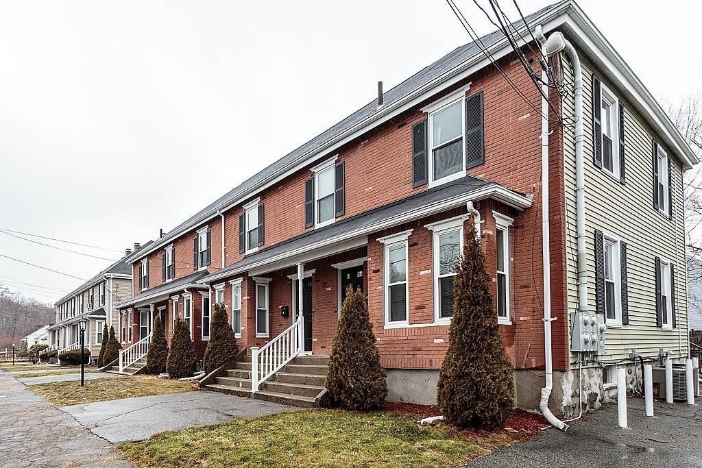 Exterior, Facade, Brick Facade, American Foursquare