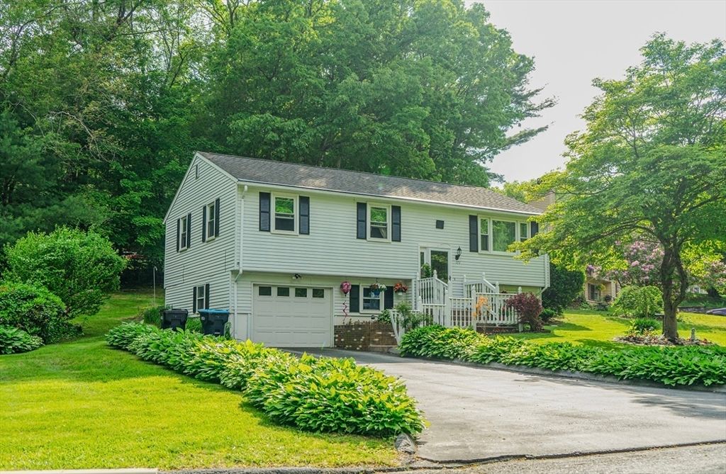 Attached, Exterior, Facade, Raised Ranch