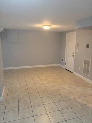 Empty room, Interior