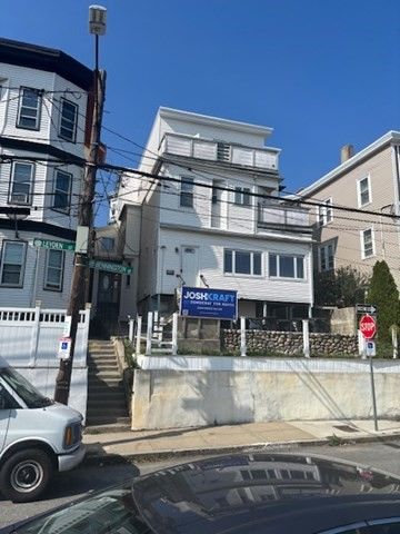 Exterior, Facade, Rowhouse