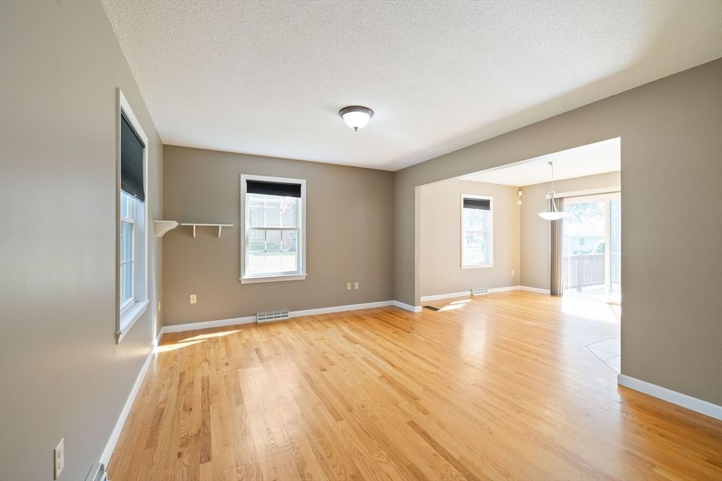 Empty room, Interior, Pendant Lights, Wood Texture Flooring