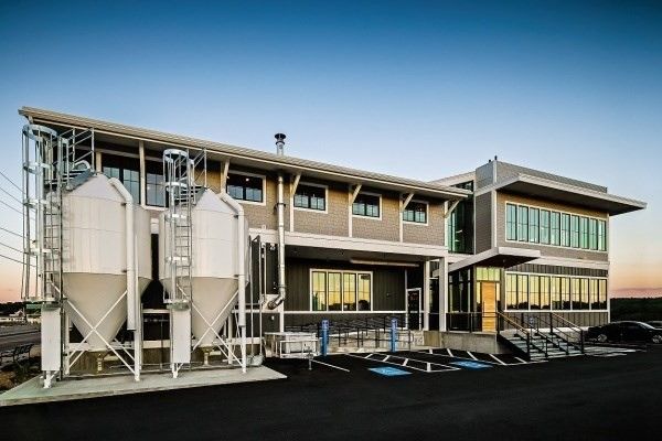 Exterior, Facade, Pool, Rowhouse