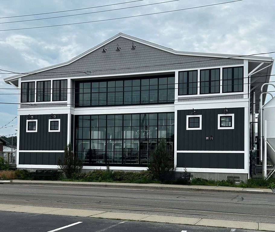 Exterior, Facade, Rowhouse