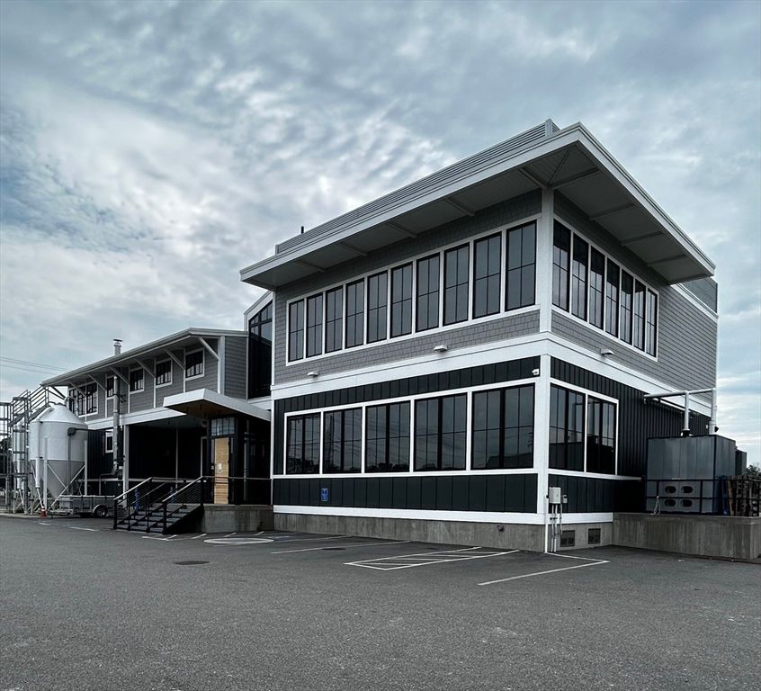 Exterior, Facade, Modern