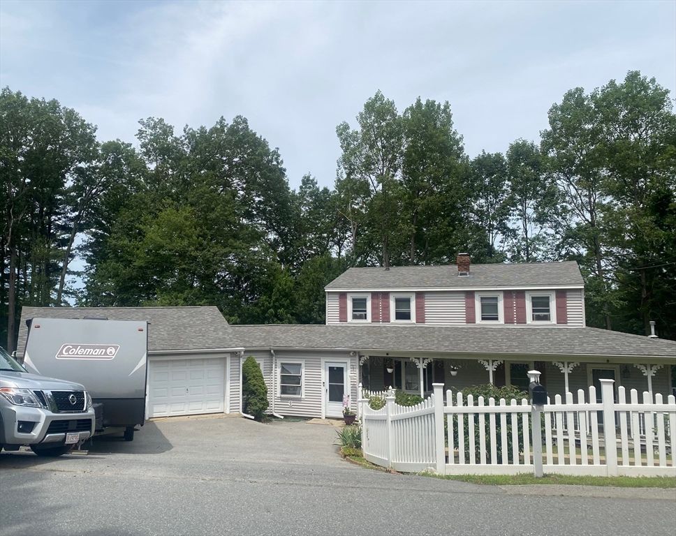 Attached, Exterior, Facade, Cape Cod