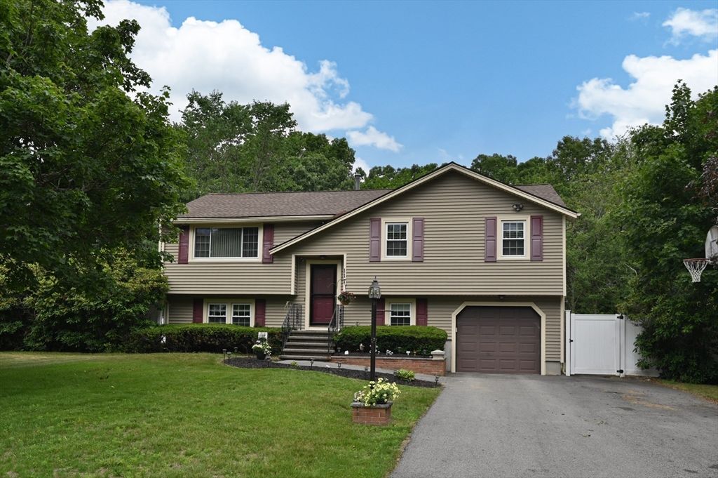 Attached, Exterior, Facade, Raised Ranch