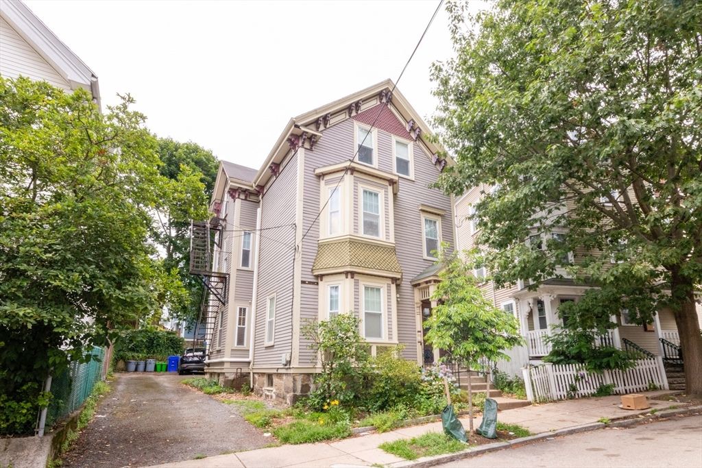 Exterior, Facade, Queen Anne Victorian