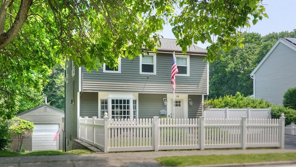 Exterior, Facade, Raised Ranch